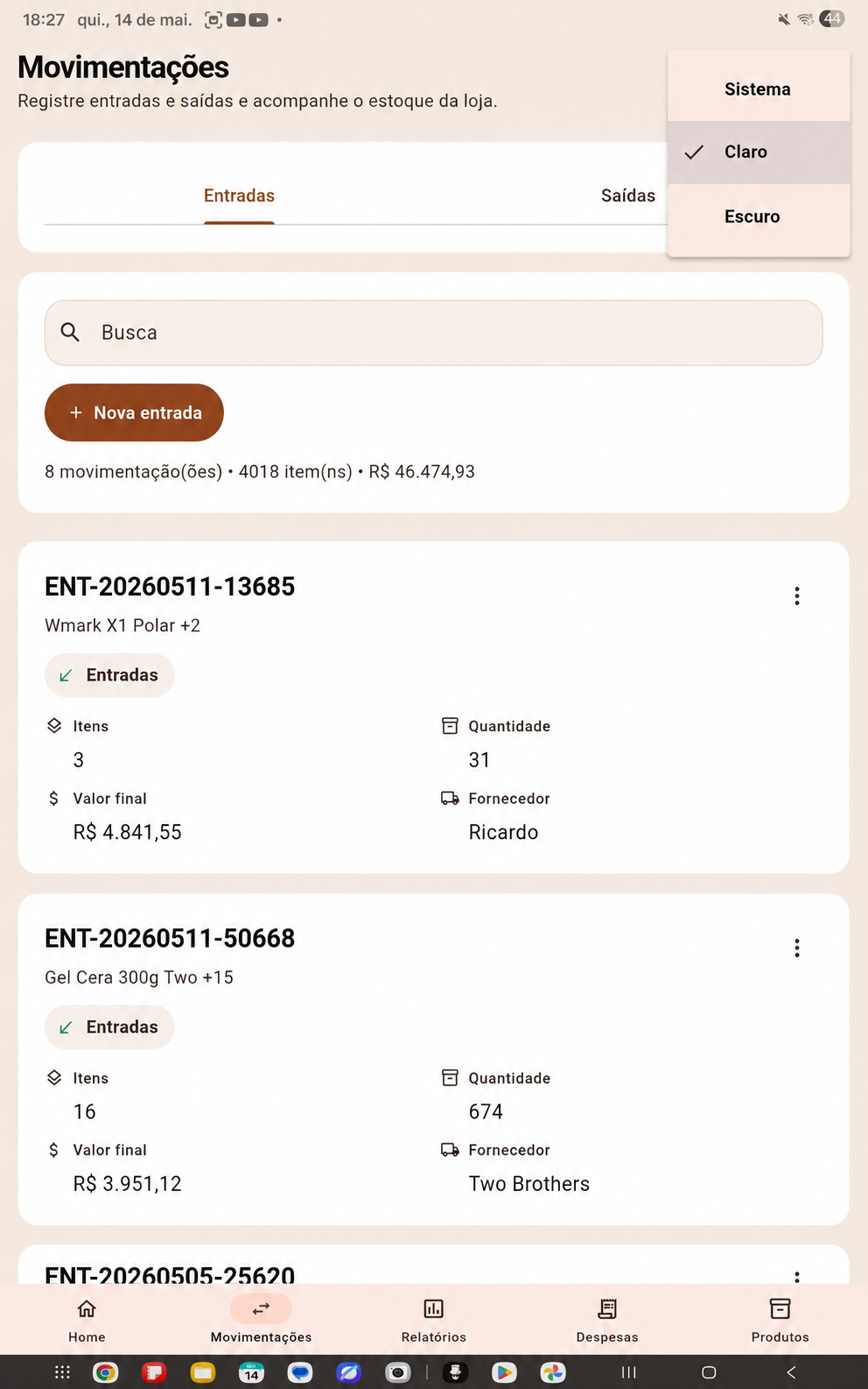 Tela de movimentações com abas de entradas e saídas, campo de busca, ação para nova entrada e cards de registros.